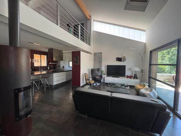 Maison d'architecte T6, 220m2, piscine et 4 stationnements dont 2 garages.