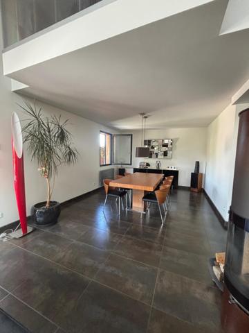 Maison d'architecte T6, 220m2, piscine et 4 stationnements dont 2 garages.