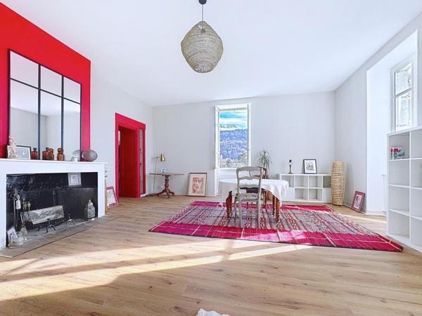 Rare : Appartement de charme dans ancien château avec parc arboré, vue sur la Sure !