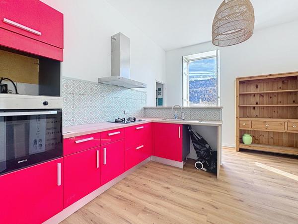 Rare : Appartement de charme dans ancien château avec parc arboré, vue sur la Sure !