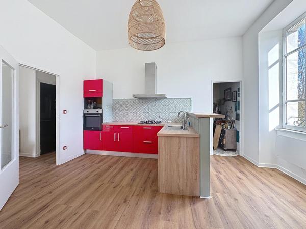 Rare : Appartement de charme dans ancien château avec parc arboré, vue sur la Sure !