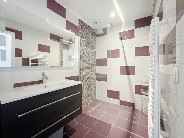 Rare : Appartement de charme dans ancien château avec parc arboré, vue sur la Sure !