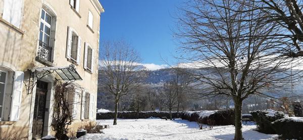 Rare : Appartement de charme dans ancien château avec parc arboré, vue sur la Sure !