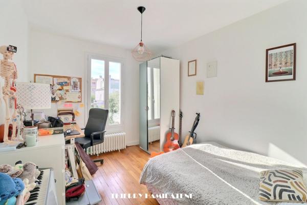 TRES RARE ! COEUR LABOURET A SEULEMENT 5/6 MN A PIED DE LA GARE DE COLOMBES , ET DES COMMERCES DE LA RUE ST DENIS BELLE MAISON 130M2 6 PIECES 4 CHAMBRES S/SOL TOTAL 1 parking EN EXTERIEUR