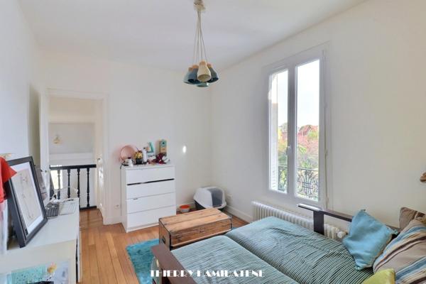 TRES RARE ! COEUR LABOURET A SEULEMENT 5/6 MN A PIED DE LA GARE DE COLOMBES , ET DES COMMERCES DE LA RUE ST DENIS BELLE MAISON 130M2 6 PIECES 4 CHAMBRES S/SOL TOTAL 1 parking EN EXTERIEUR