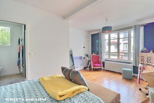 TRES RARE ! COEUR LABOURET A SEULEMENT 5/6 MN A PIED DE LA GARE DE COLOMBES , ET DES COMMERCES DE LA RUE ST DENIS BELLE MAISON 130M2 6 PIECES 4 CHAMBRES S/SOL TOTAL 1 parking EN EXTERIEUR