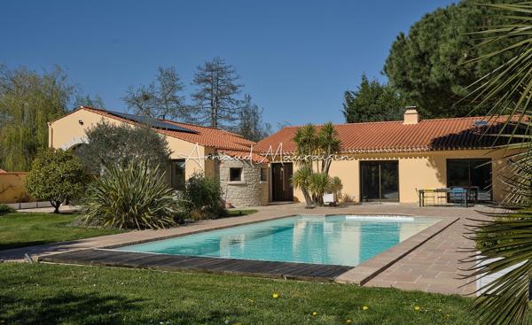 Maison familiale avec piscine et terrain paysagé !