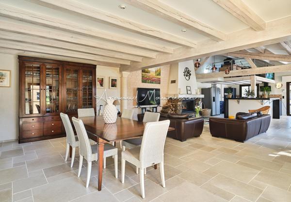 Maison familiale avec piscine et terrain paysagé !