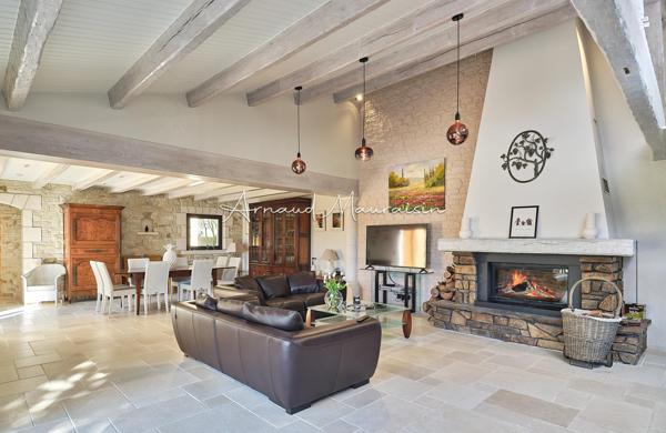 Maison familiale avec piscine et terrain paysagé !