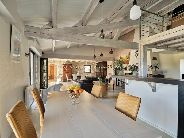 Maison familiale avec piscine et terrain paysagé !