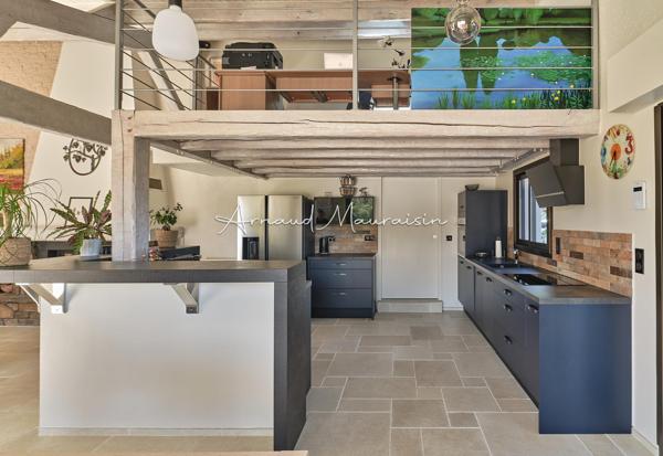 Maison familiale avec piscine et terrain paysagé !