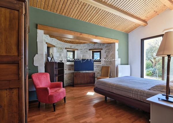 Maison familiale avec piscine et terrain paysagé !