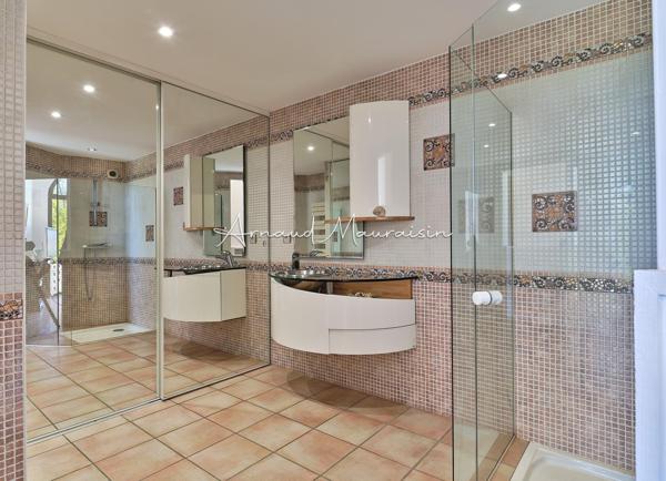 Maison familiale avec piscine et terrain paysagé !