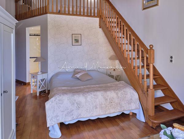Maison familiale avec piscine et terrain paysagé !