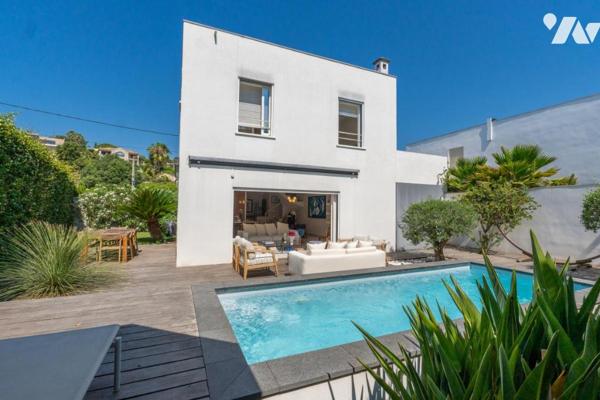 ANTIBES – Villa d'architecte contemporaine de 135 m², aux prestations de qualité, avec piscine.