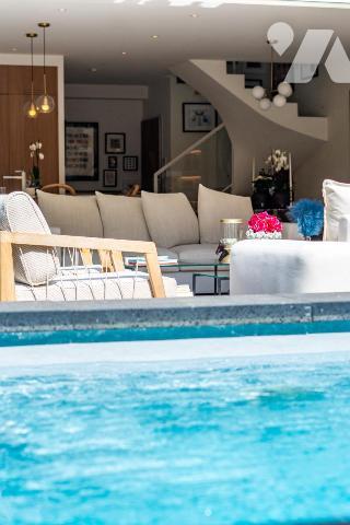 ANTIBES – Villa d'architecte contemporaine de 135 m², aux prestations de qualité, avec piscine.