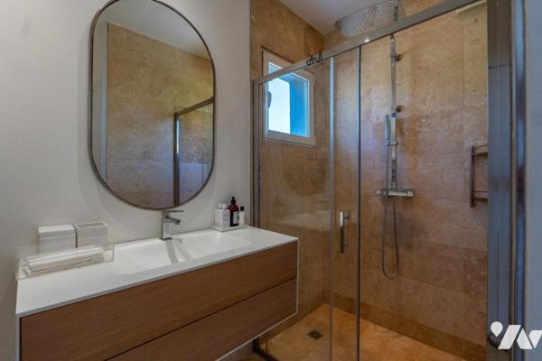ANTIBES – Villa d'architecte contemporaine de 135 m², aux prestations de qualité, avec piscine.