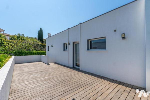 ANTIBES – Villa d'architecte contemporaine de 135 m², aux prestations de qualité, avec piscine.