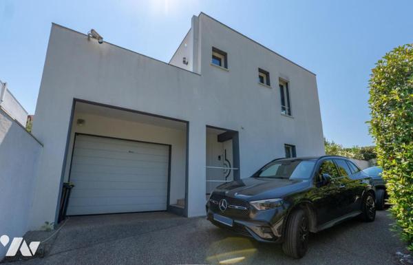 ANTIBES – Villa d'architecte contemporaine de 135 m², aux prestations de qualité, avec piscine.