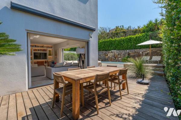 ANTIBES – Villa d'architecte contemporaine de 135 m², aux prestations de qualité, avec piscine.