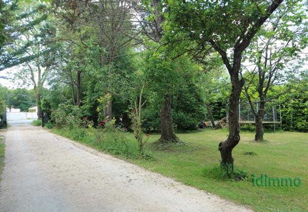 EN EXCLUSIVITE , MAGNIFIQUE TERRAIN CONSTRUCTIBLE, DANS PROPRIETE D'EXCEPTION, DE 400 M2. A 10 MN DE LA ROCHEL La Jarrie (17220)