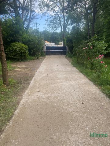 EN EXCLUSIVITE , MAGNIFIQUE TERRAIN CONSTRUCTIBLE, DANS PROPRIETE D'EXCEPTION, DE 400 M2. A 10 MN DE LA ROCHEL La Jarrie (17220)