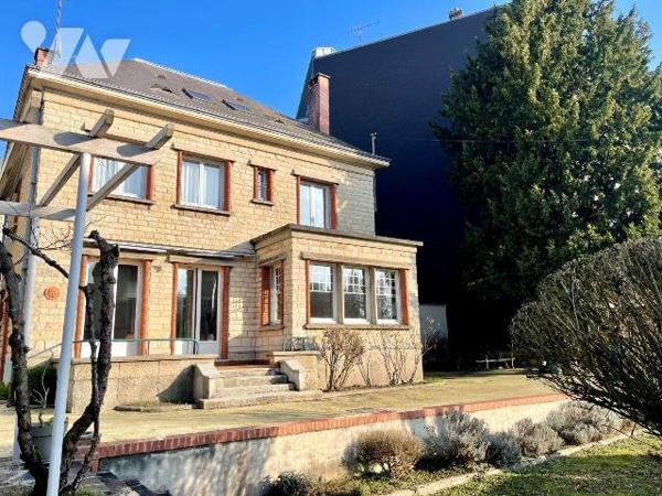 MAISON DE CARACTERE EN PLEIN CENTRE VILLE.
A VENDRE A RETHEL, AXE REIMS/CHARLEVILLE-MEZIERES, ...