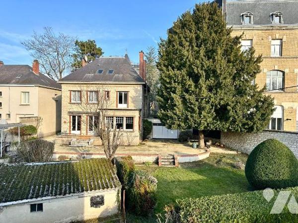 MAISON DE CARACTERE EN PLEIN CENTRE VILLE.
A VENDRE A RETHEL, AXE REIMS/CHARLEVILLE-MEZIERES, ...