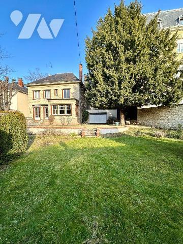 MAISON DE CARACTERE EN PLEIN CENTRE VILLE.
A VENDRE A RETHEL, AXE REIMS/CHARLEVILLE-MEZIERES, ...