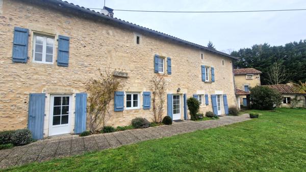 Belle maison de Maitre  proche Mareuil avec piscine et dependances