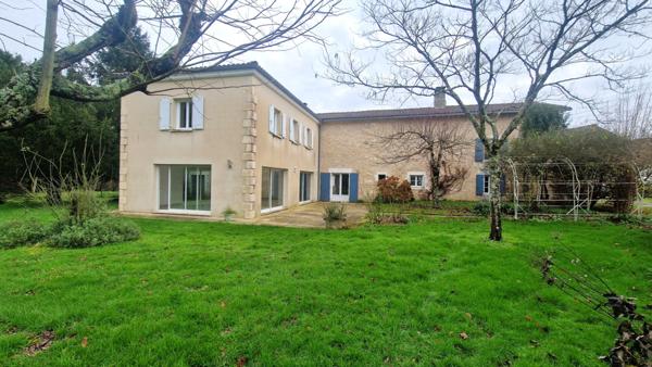 Belle maison de Maitre  proche Mareuil avec piscine et dependances