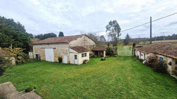 Belle maison de Maitre  proche Mareuil avec piscine et dependances