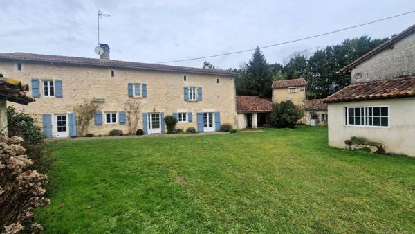 Belle maison de Maitre  proche Mareuil avec piscine et dependances