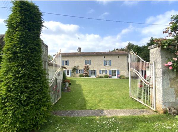Belle maison de Maitre  proche Mareuil avec piscine et dependances