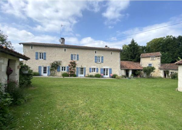 Belle maison de Maitre  proche Mareuil avec piscine et dependances