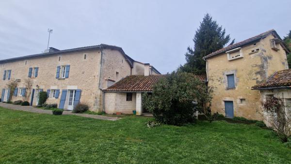 Belle maison de Maitre  proche Mareuil avec piscine et dependances