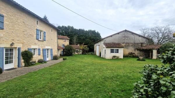 Belle maison de Maitre  proche Mareuil avec piscine et dependances