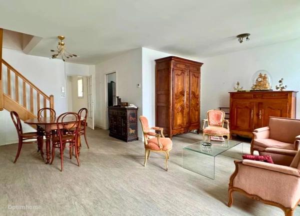 Maison de caractère avec garage et cour en plein cœur de Rochefort