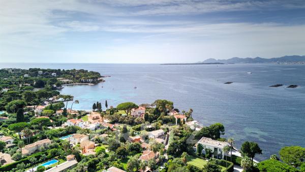 Villa neuve dans un écrin de verdure au Cap d'Antibes