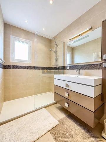Vente                                                      Appartement
                        
                     3 pièces                      68 m2                     à Saint-Aygulf