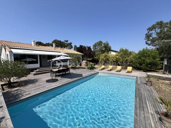 Située à seulement 2 km de la plage et du centre de Soulac-sur-Mer, cette belle maison de plain-pied vous séduira par son environnement paisible, sans aucun vis-à-vis, et ses prestations de qualité.

Dès l’entrée, vous découvrez un séjour lumineux avec cuisine semi-ouverte, prolongé par un espace salle à manger convivial, ouvert sur une grande terrasse en bois idéale pour profiter des beaux jours en toute tranquillité.

La maison offre trois chambres confortables, un cellier fonctionnel, une salle d’eau ainsi que deux WC, pour un quotidien pratique et agréable.

À l’extérieur, le charme opère immédiatement : une magnifique parcelle clôturée et arborée de 2099 m² sans aucun vis à vis, accueille une piscine au sel, chauffée et couverte, pour en profiter toute l’année. Une dépendance complète ce bien et pourra aisément être aménagée en espace invités, bureau ou atelier selon vos besoins.

Aucun travaux n’est à prévoir : vous n’avez plus qu’à poser vos valises.

Cette maison s’adaptera parfaitement à vos projets, que ce soit en résidence principale pour une vie à l’année ou en résidence secondaire pour profiter pleinement de l’océan et du cadre privilégié du Médoc.

Une opportunité rare, à découvrir sans tarder.