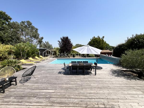 Située à seulement 2 km de la plage et du centre de Soulac-sur-Mer, cette belle maison de plain-pied vous séduira par son environnement paisible, sans aucun vis-à-vis, et ses prestations de qualité.

Dès l’entrée, vous découvrez un séjour lumineux avec cuisine semi-ouverte, prolongé par un espace salle à manger convivial, ouvert sur une grande terrasse en bois idéale pour profiter des beaux jours en toute tranquillité.

La maison offre trois chambres confortables, un cellier fonctionnel, une salle d’eau ainsi que deux WC, pour un quotidien pratique et agréable.

À l’extérieur, le charme opère immédiatement : une magnifique parcelle clôturée et arborée de 2099 m² sans aucun vis à vis, accueille une piscine au sel, chauffée et couverte, pour en profiter toute l’année. Une dépendance complète ce bien et pourra aisément être aménagée en espace invités, bureau ou atelier selon vos besoins.

Aucun travaux n’est à prévoir : vous n’avez plus qu’à poser vos valises.

Cette maison s’adaptera parfaitement à vos projets, que ce soit en résidence principale pour une vie à l’année ou en résidence secondaire pour profiter pleinement de l’océan et du cadre privilégié du Médoc.

Une opportunité rare, à découvrir sans tarder.