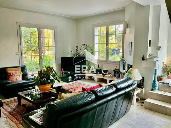 Maison d'Exception à La Gaude - Charme Années 60 avec Piscine et Vue Dégagée