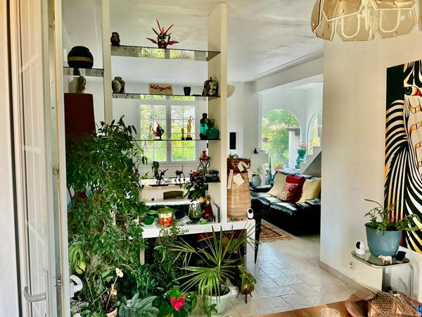 Maison d'Exception à La Gaude - Charme Années 60 avec Piscine et Vue Dégagée