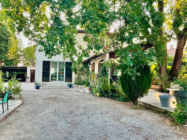 Maison d'Exception à La Gaude - Charme Années 60 avec Piscine et Vue Dégagée