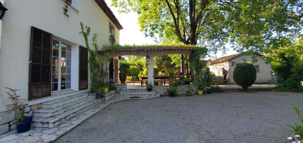 Maison d'Exception à La Gaude - Charme Années 60 avec Piscine et Vue Dégagée