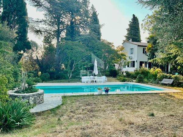 Maison d'Exception à La Gaude - Charme Années 60 avec Piscine et Vue Dégagée