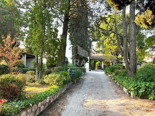 Maison d'Exception à La Gaude - Charme Années 60 avec Piscine et Vue Dégagée