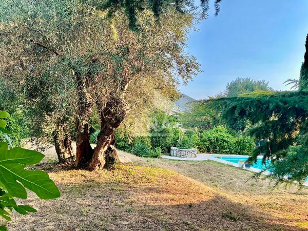 Maison d'Exception à La Gaude - Charme Années 60 avec Piscine et Vue Dégagée