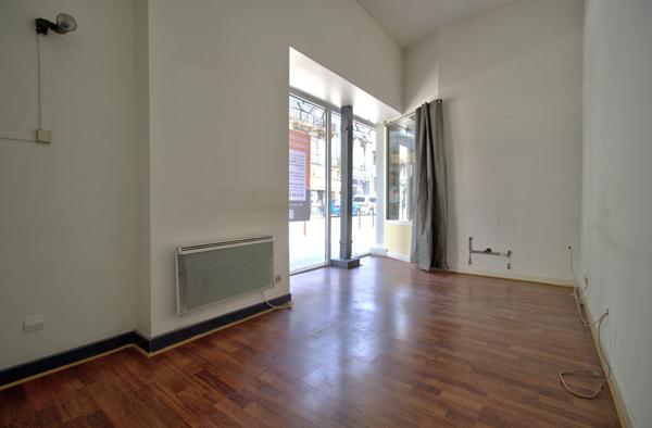 AGEN HYPER CENTRE VILLE - LOCAL COMMERCIAL A VENDRE DE 80 m² SITUE SUR UN AXE PASSANT AVEC VITRINE